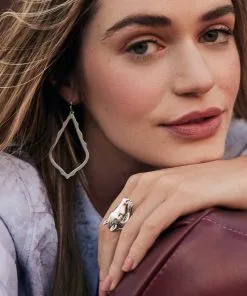 Kendra Scott Beau Cocktail Ring In Vintage Silver -Earrings Bracelets Elegant Shop Kendra Scott Beau Cocktail Ring Vintage Silver 00 1