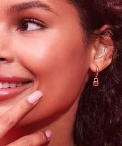 Kendra Scott Jess Lock Huggie Earrings In Gold -Earrings Bracelets Elegant Shop Kendra Scott Jessie Tiny Locket Huggie Earring Gold 01