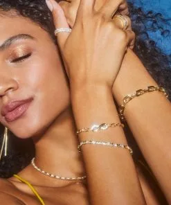 Kendra Scott Juliette Gold Delicate Chain Bracelet In White Crystal -Earrings Bracelets Elegant Shop Kendra Scott Juliette Delicate Bracelet Gold 01