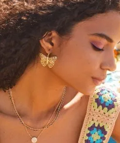 Kendra Scott Stamped Dira Gold Pendant Necklace In Ivory Mother-Of-Pearl -Earrings Bracelets Elegant Shop Kendra Scott Stamped Dira Coin Pendant Necklace Ivory MOP Gold 02